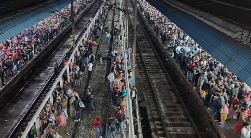 18 قتيلا.. حصيلة ضحايا حادث التدافع في محطة قطارات بالهند 4 %D9%87%D8%AA%D8%AF