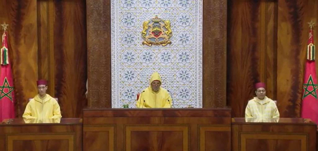 جلالة الملك في خطابه امام البرلمان: التحول الكبير على مستوى التنمية الترابية يتطلب تغييرا ملموسا في العقليات وطريقة العمل جلالة الملك في خطابه امام البرلمان: التحول الكبير على مستوى التنمية الترابية يتطلب تغييرا ملموسا في العقليات وطريقة العمل
