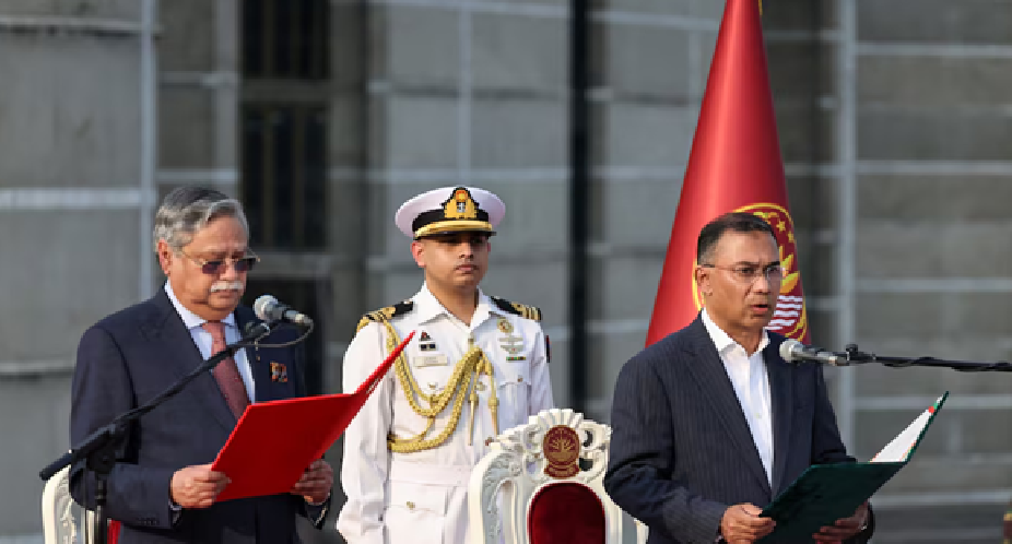 طارق رحمن رئيس الحكومة الجديد في بنغلاديش يؤدي اليمين الدستورية أمام البرلمان طارق رحمن رئيس الحكومة الجديد في بنغلاديش يؤدي اليمين الدستورية أمام البرلمان