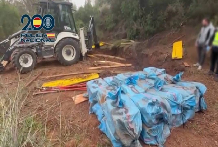 ماربيا باسيانيا: تفكيك شبكة مسلحة وحجز أكثر من “طن من مخدر الكوكايين” مع توقيف أربعة أشخاص يشتبه في تورطهم في هذه الشبكة الإجرامية ماربيا باسيانيا: تفكيك شبكة مسلحة وحجز أكثر من “طن من مخدر الكوكايين” مع توقيف أربعة أشخاص يشتبه في تورطهم في هذه الشبكة الإجرامية