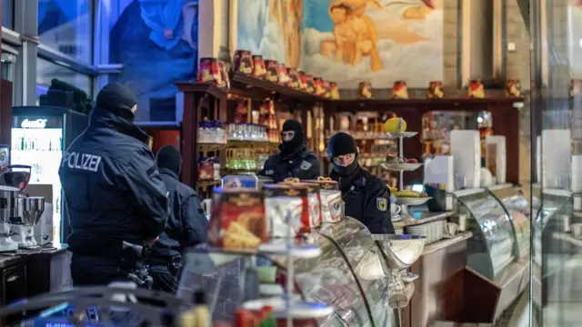 بلجيكا: توقيف 11 شخصا عقب حجز 3 أطنان من الكوكايين في روتردام بلجيكا: توقيف 11 شخصا عقب حجز 3 أطنان من الكوكايين في روتردام