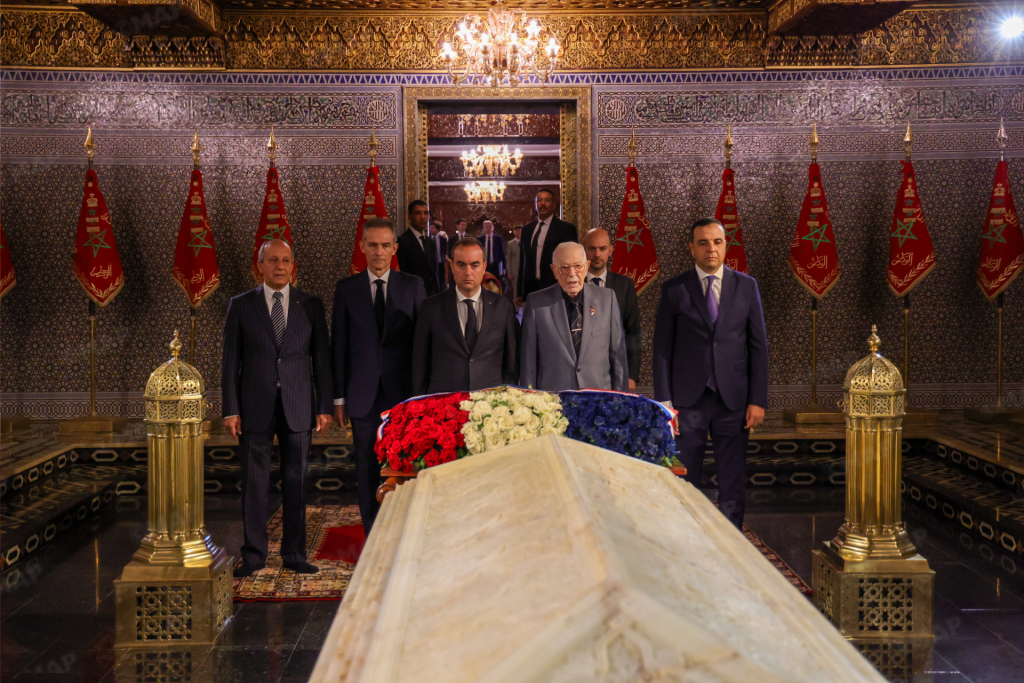 الوزير الأول الفرنسي يزور ضريح محمد الخامس الوزير الأول الفرنسي يزور ضريح محمد الخامس