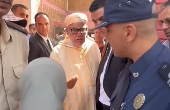 عبدالاله ابن كيران يحتج على محاولة منع ابنته الولوج الى مكتب التصويت.. وبعدها قال: ” جئت لأقوم بواجبي الوطني “ عبدالاله ابن كيران يحتج على محاولة منع ابنته الولوج الى مكتب التصويت.. وبعدها قال: ” جئت لأقوم بواجبي الوطني “