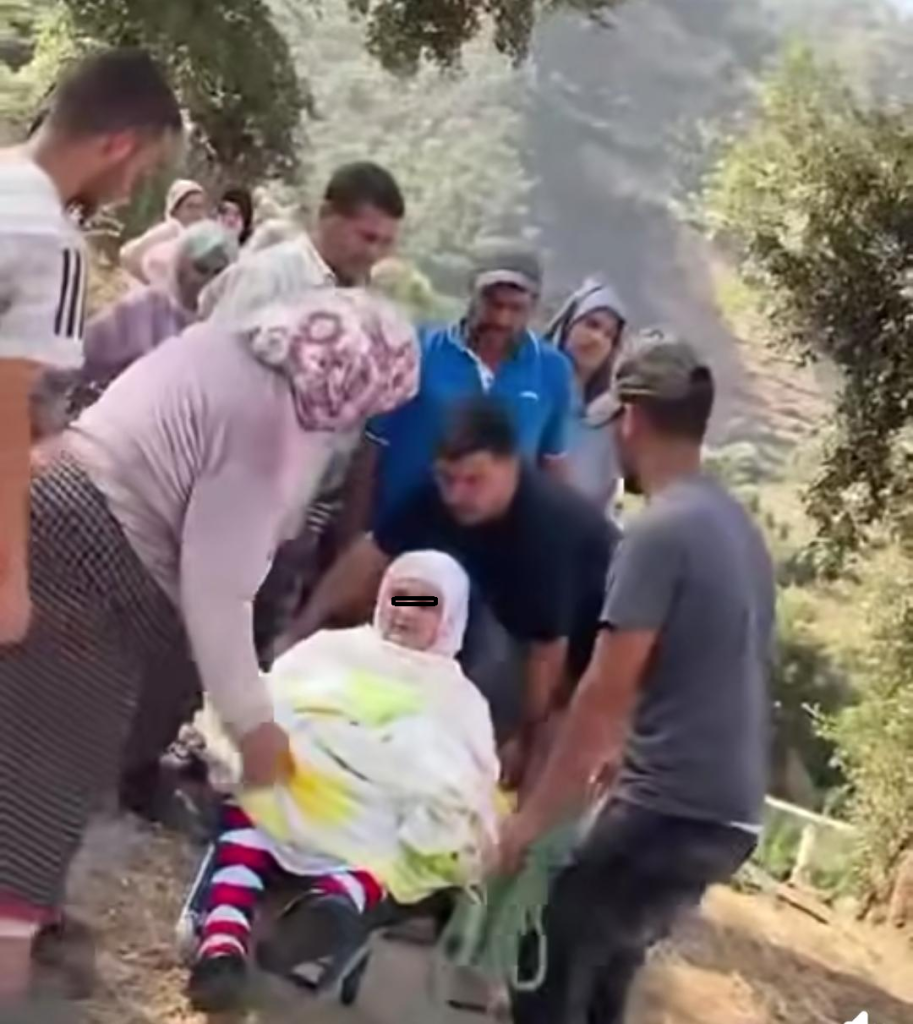 الحسيمة: مأساة بكتامة.. مسنّة مريضة تُنقل على متن برويطة بسبب غياب الطريق وسيارة الإسعاف الحسيمة: مأساة بكتامة.. مسنّة مريضة تُنقل على متن برويطة بسبب غياب الطريق وسيارة الإسعاف